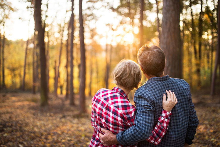 couple_in_woods